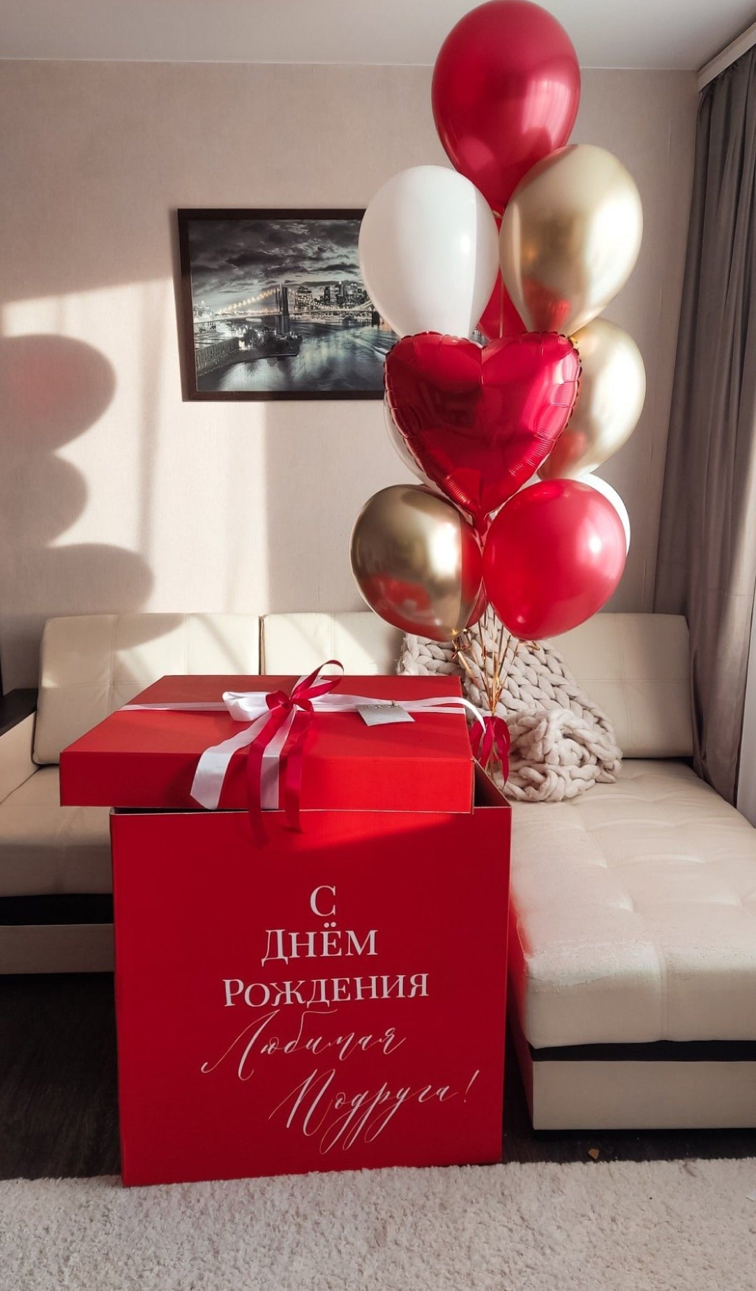 Überraschungsbox mit Luftballons